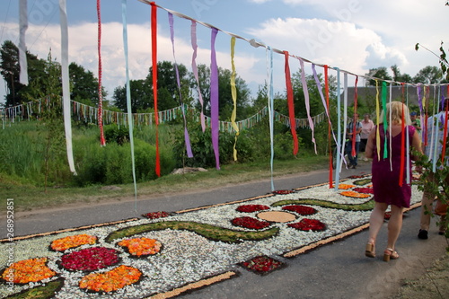 Kwietny dywan przygotowany ze świeżych kwiatów i roślin na procesję Bożego Ciała, tradycyjnie, w Spycimierzu, Polska, trasa udekorowana kolorowymi wstążkami
