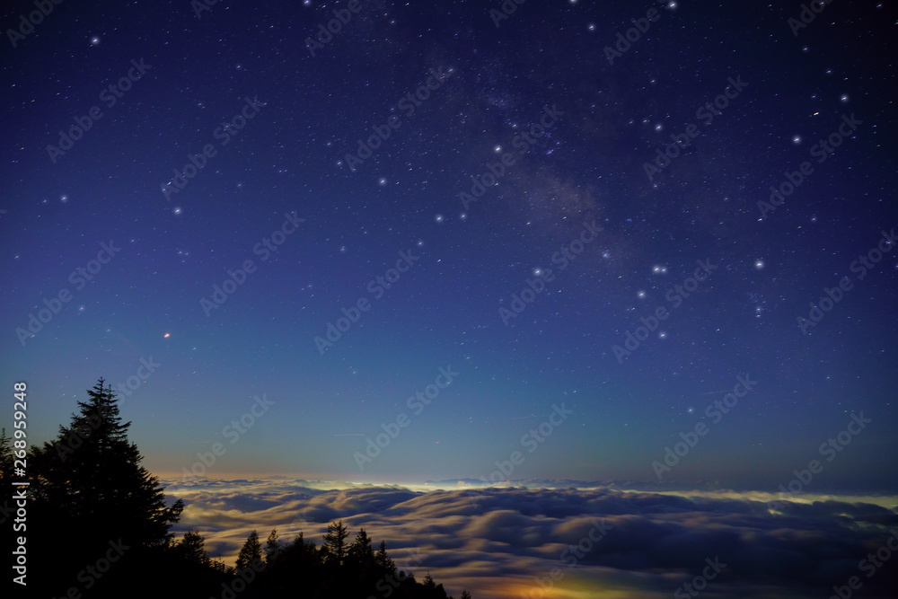 星空と雲海の幻想的な風景 / Fantastic landscape of starry sky and sea of ​​clouds	