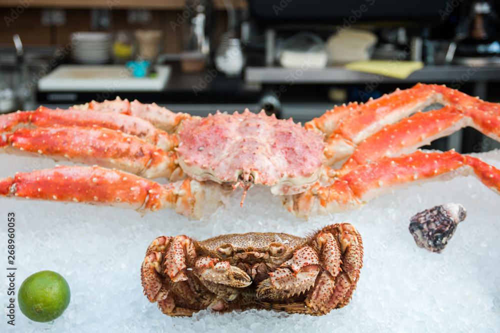 fresh crab on the restaurant window, keeping the freshness on the ice
