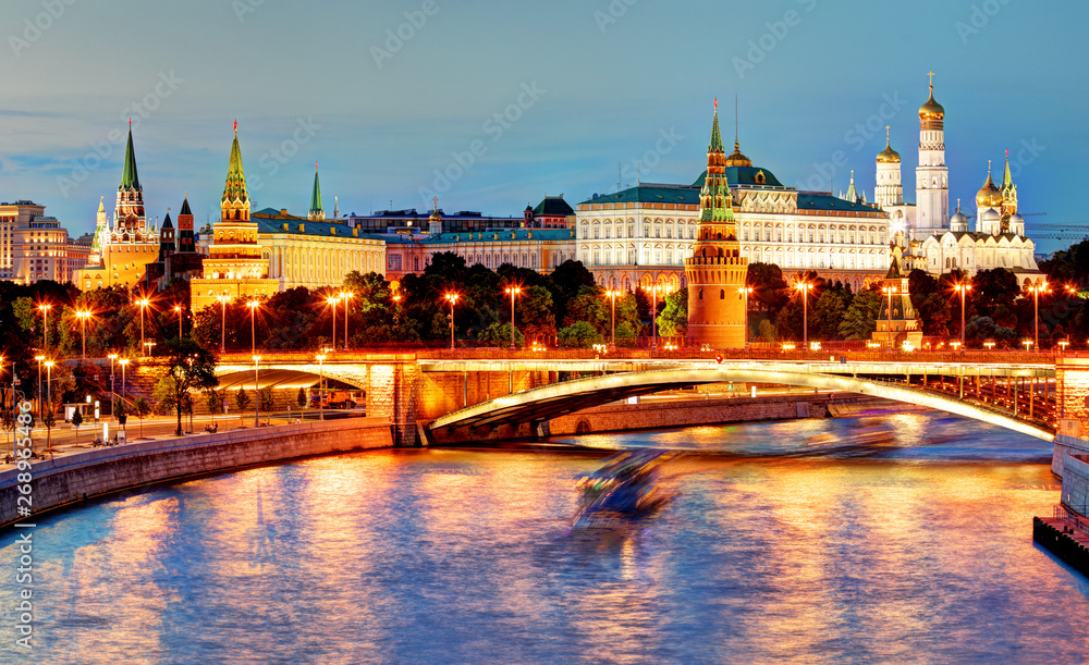 Fototapeta premium Moscow Kremlin at night, Russia with river