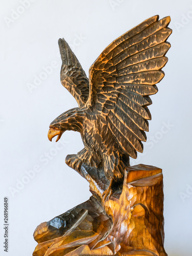 Figur mountain eagle. Carved from wood and varnished © ig130655