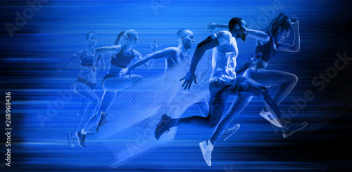 Fototapeta Młody afroamerykański i caucasian mężczyzna i kobiet biegać odizolowywam na błękitnym pracownianym tle. Sylwetka jogging sportowców z cieniami w świetle neonowym. Ruch lub ruch. Kreatywny kolaż.