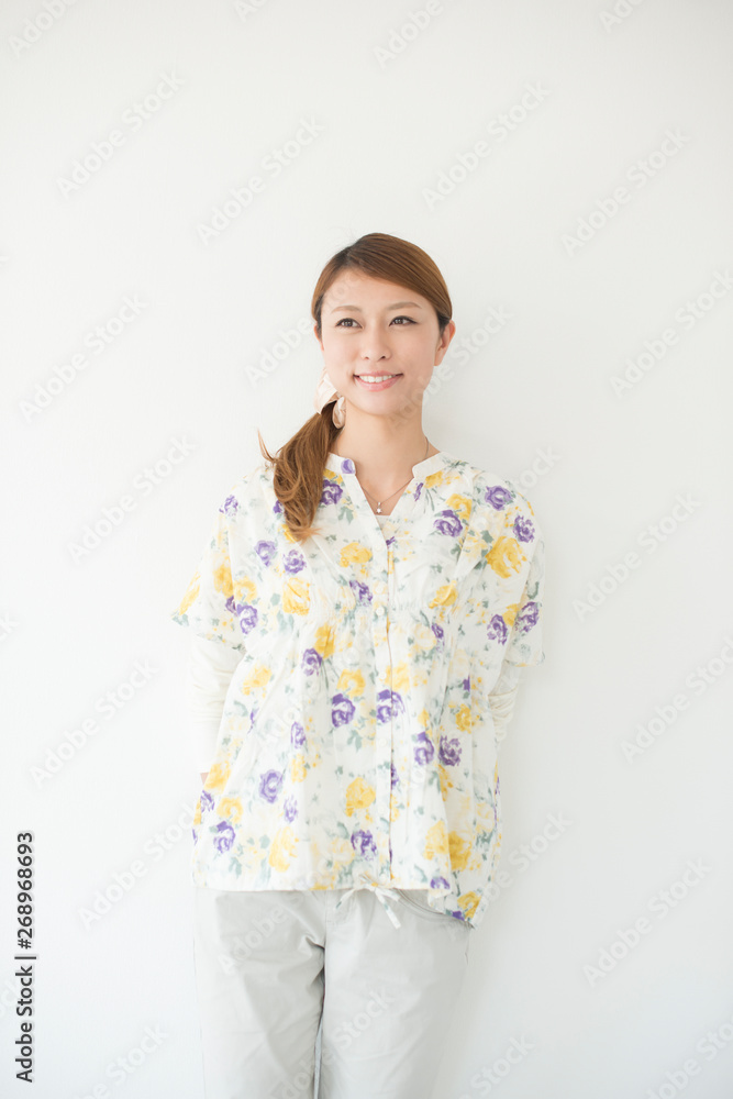 微笑む女性のポートレート