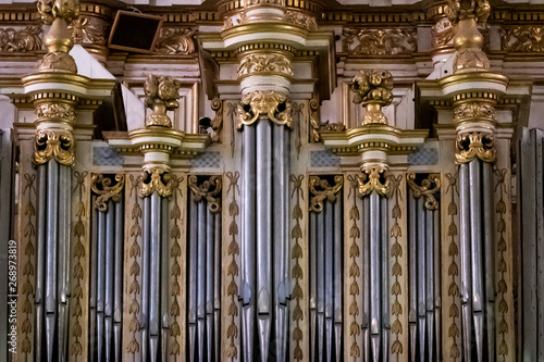 Tuyaux d'orgue dans une église