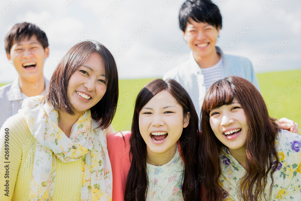 Fototapeta premium 草原で微笑む大学生