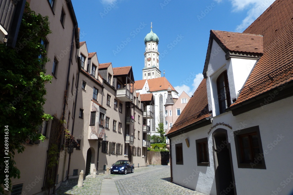 Alte Gasse in Augsburg mit Blick zum Kirchturm St. Ulrich und Afra Alte Gasse in Augsburg mit Blick zum Kirchturm St. Ulrich und Afra