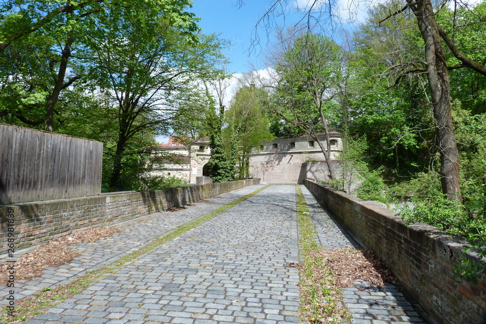Pflasterstraße zur Festungsanlage am Roten Tor in Augsburg