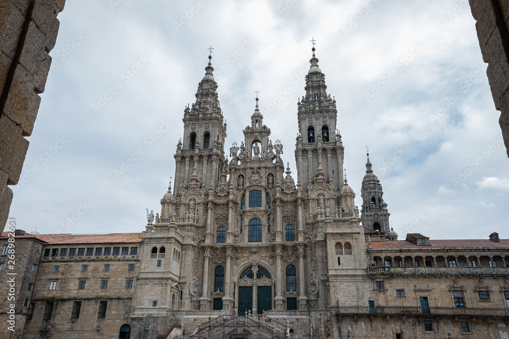 Fachada del Obradoiro un dia nublado, Catedral de Santiago de Compostela. Galicia, España.