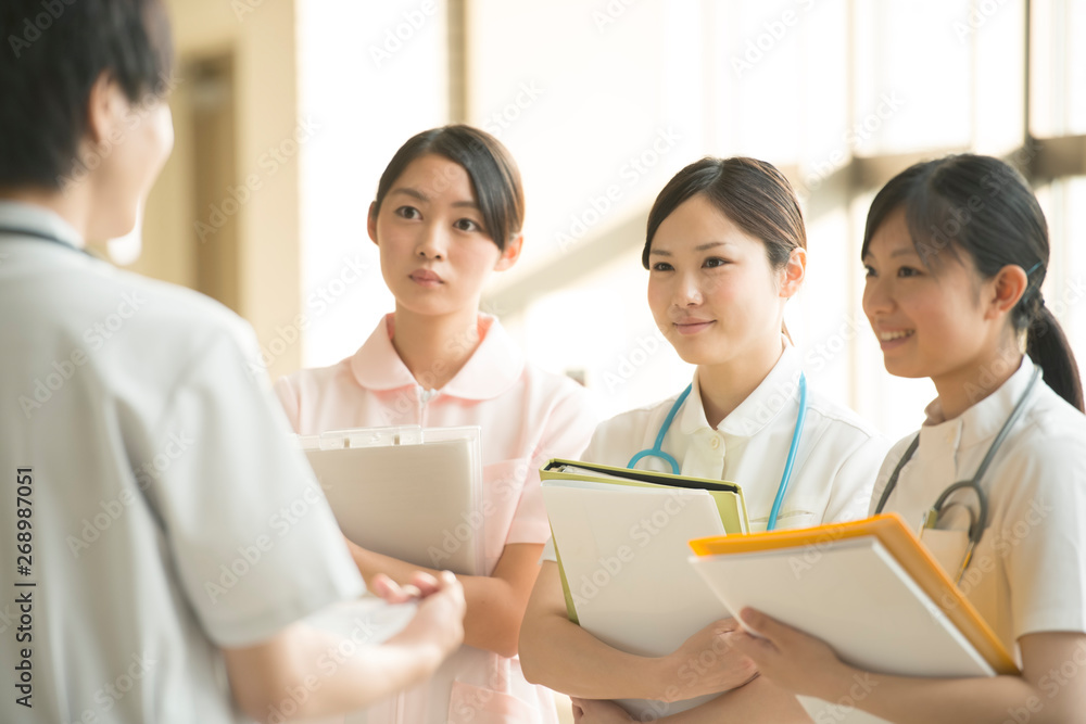 打合せをする看護師 打合せをする看護師