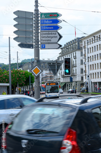 Strassensignalisation in Luzern, Schweiz