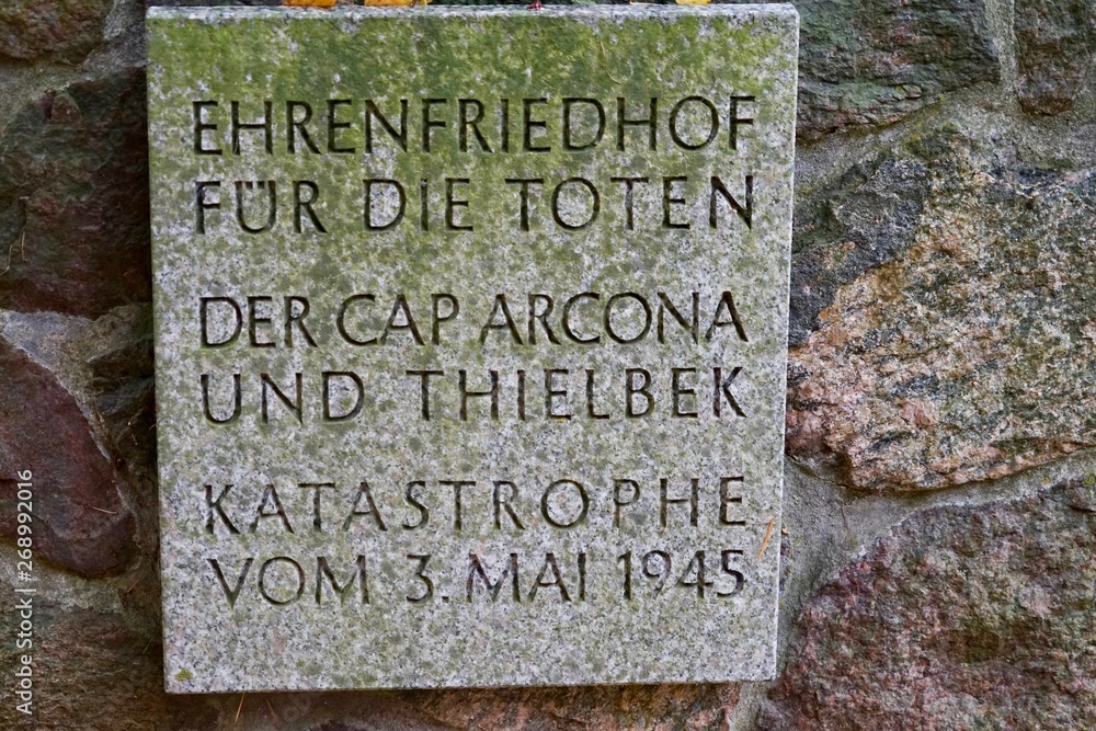 Fototapeta premium Ehrenfriedhof bei Haffkrug-Gronenberg-Neukoppel
