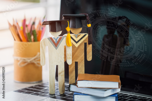 Tableau sur toile E-learning online learning of education,back to school concept, People wood graduation celebrating cap on computer screen pencil box,radar background