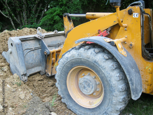 the eskavator cleans the earth