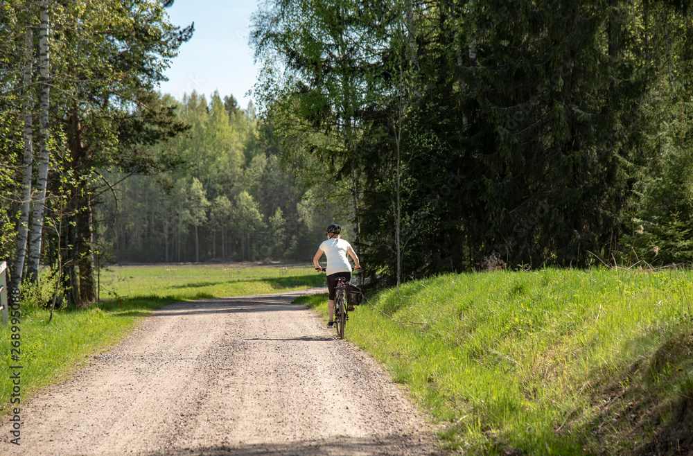 Obraz premium Woman bicycling on the road