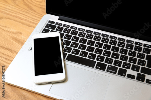 Macのノートパソコンとスマートフォン