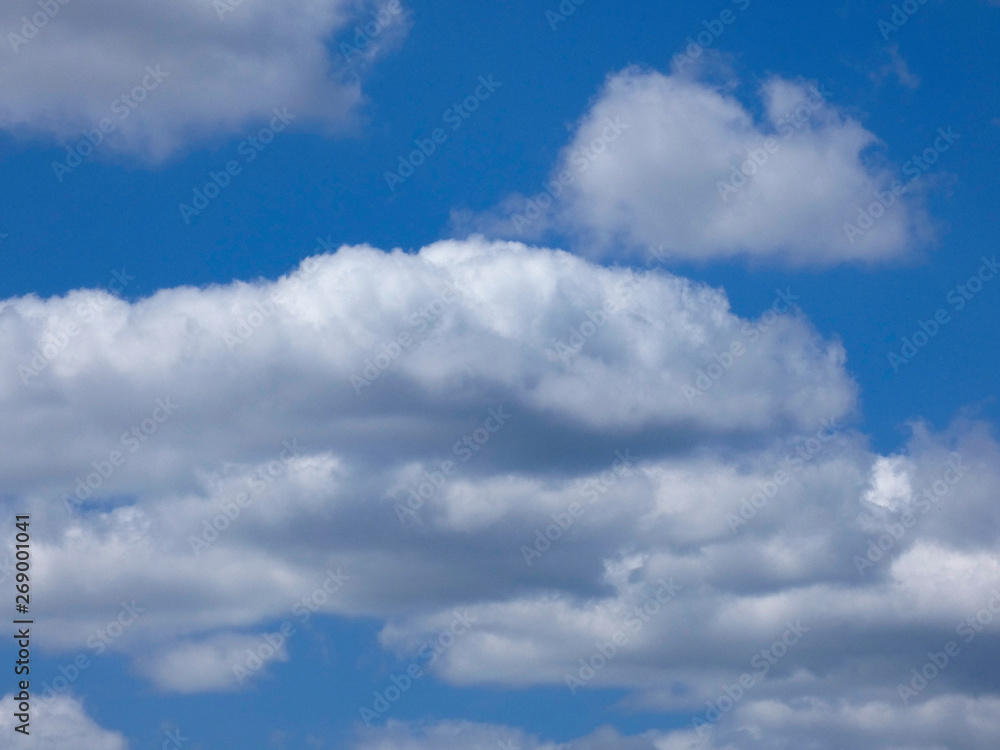 Nubes surcando un cielo de color azul intenso Nubes surcando un cielo de color azul intenso