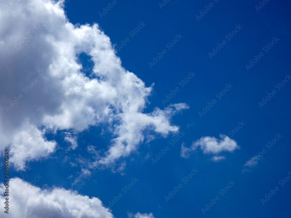 Nubes surcando un cielo de color azul intenso Nubes surcando un cielo de color azul intenso
