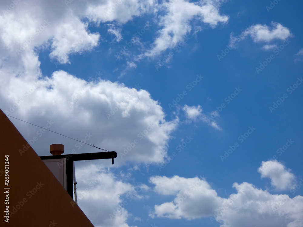 Nubes surcando un cielo de color azul intenso Nubes surcando un cielo de color azul intenso