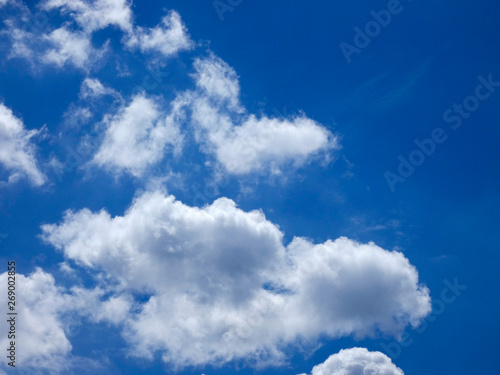 Nubes surcando el cielo azul © Jorge