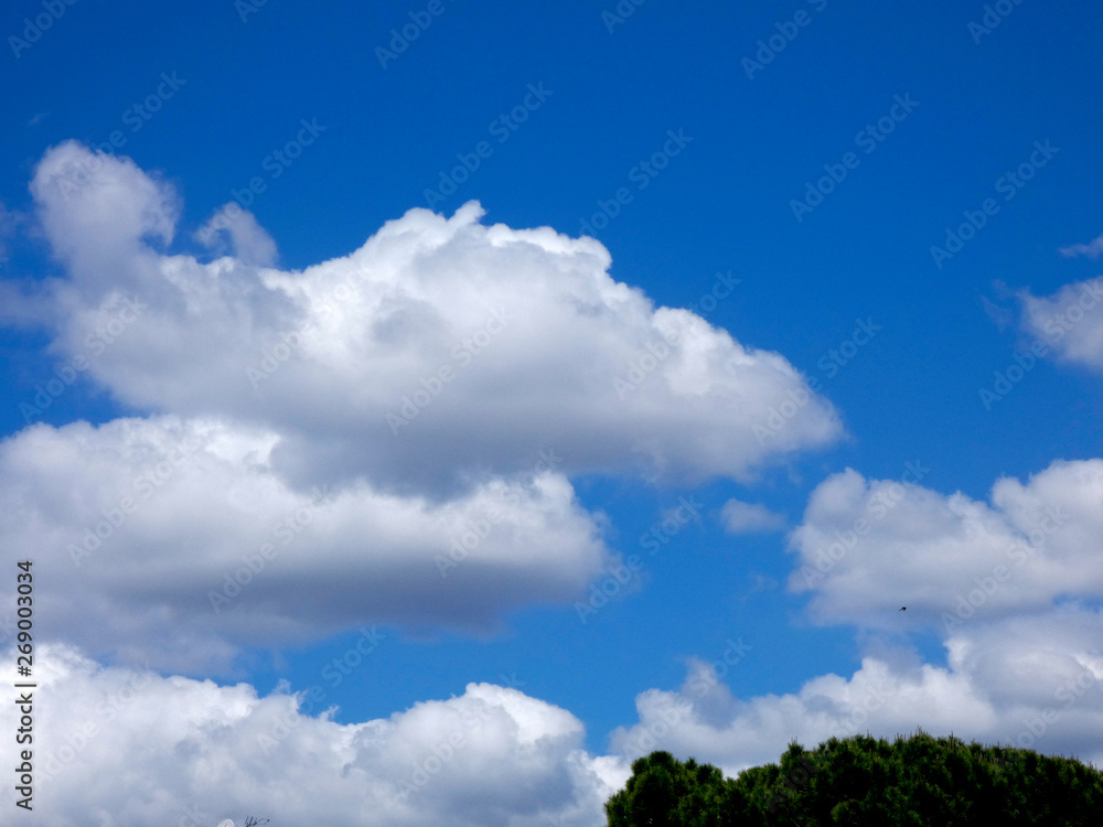 Nubes surcando un cielo azul