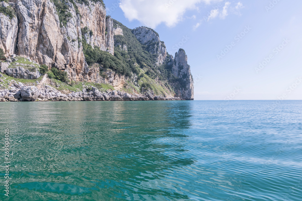 acantilados y fortificaciones españolas vistas desde el mar