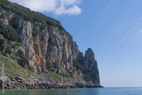 acantilados y fortificaciones españolas vistas desde el mar