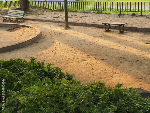 夕暮れの街中の公園