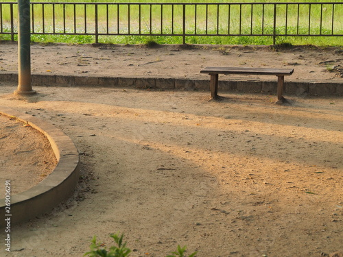 夕暮れの街中の公園