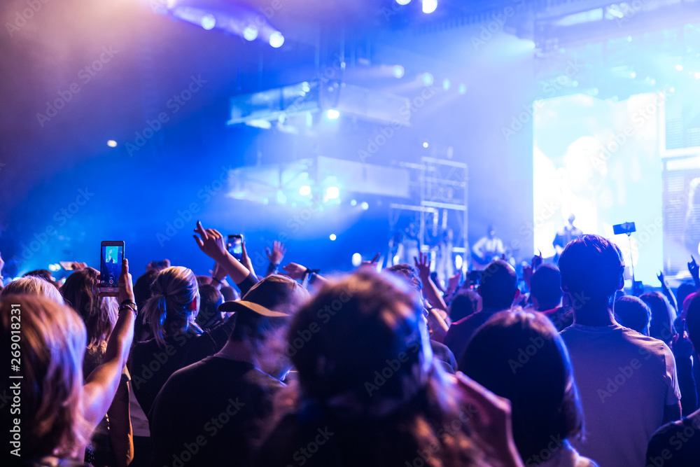 Obraz premium people at a concert with their hands in the air dancing and singing 