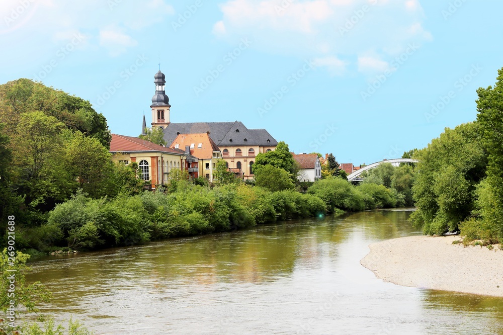 Der Neckar bei Mannheim mit Schloss Seckenheim