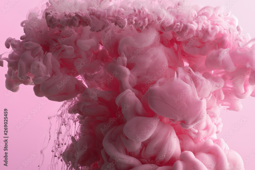 Fototapeta Zamyka w górę widoku menchii farby pluśnięcie w wodzie odizolowywającej na menchiach