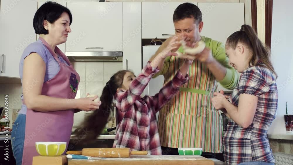 Vídeo do Stock Father jokes with his family, he puts a dough bagel