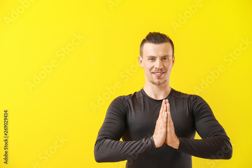 Sporty man practicing yoga ...