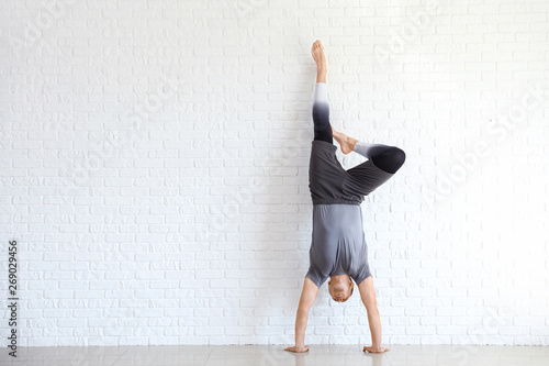 Sporty man practicing yoga ...