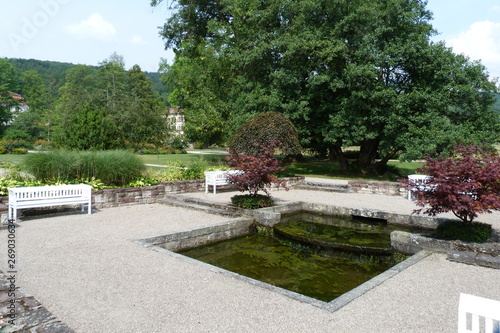 Bassin und weiße Gartenbank im Staatsbad Brückenau