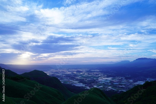 Fototapeta Naklejka Na Ścianę i Meble -  雲に覆われた早朝の阿蘇地方の風景