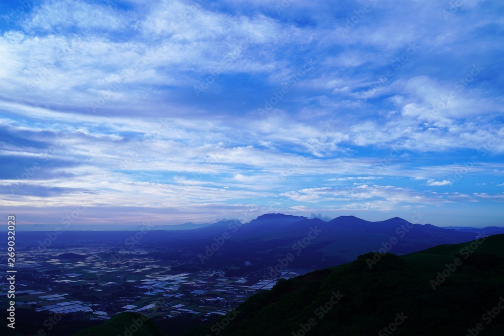 雲に覆われた早朝の阿蘇地方の風景