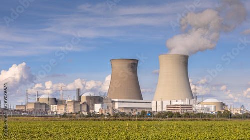 Nuclear power plant with cooling towers