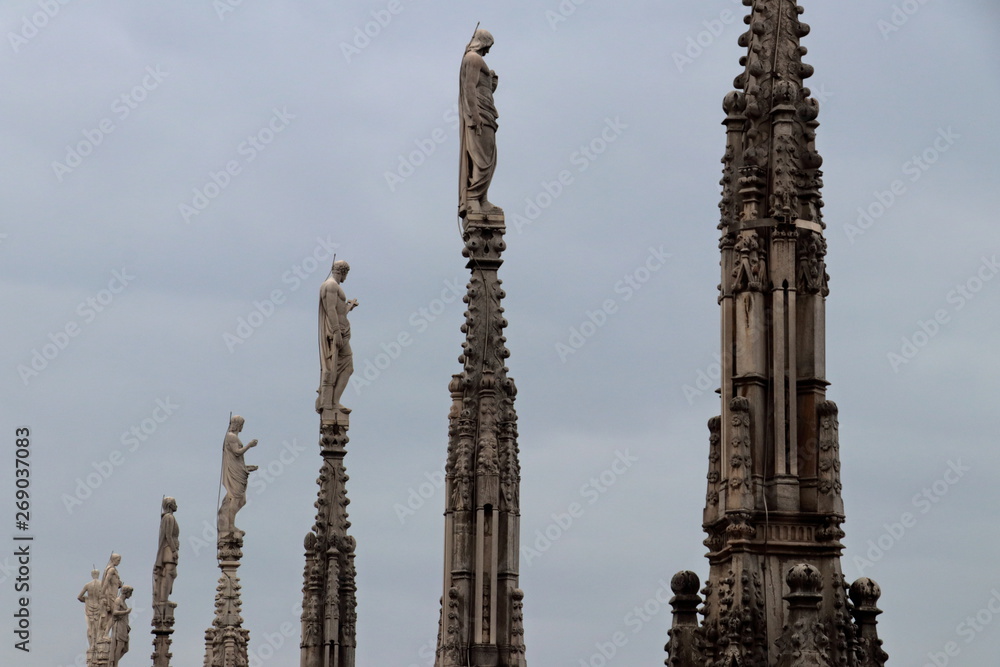 I pinnacoli del duomo di milanco che guardano verso la città