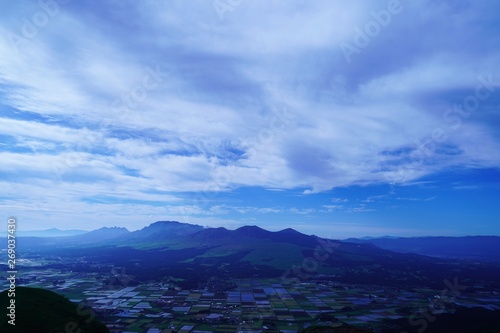 雲に覆われた早朝の阿蘇地方の風景 © 初男 竹本