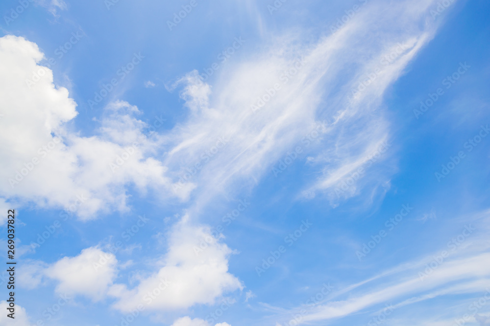 Fototapeta premium Beautiful white fluffy cloud blue sky