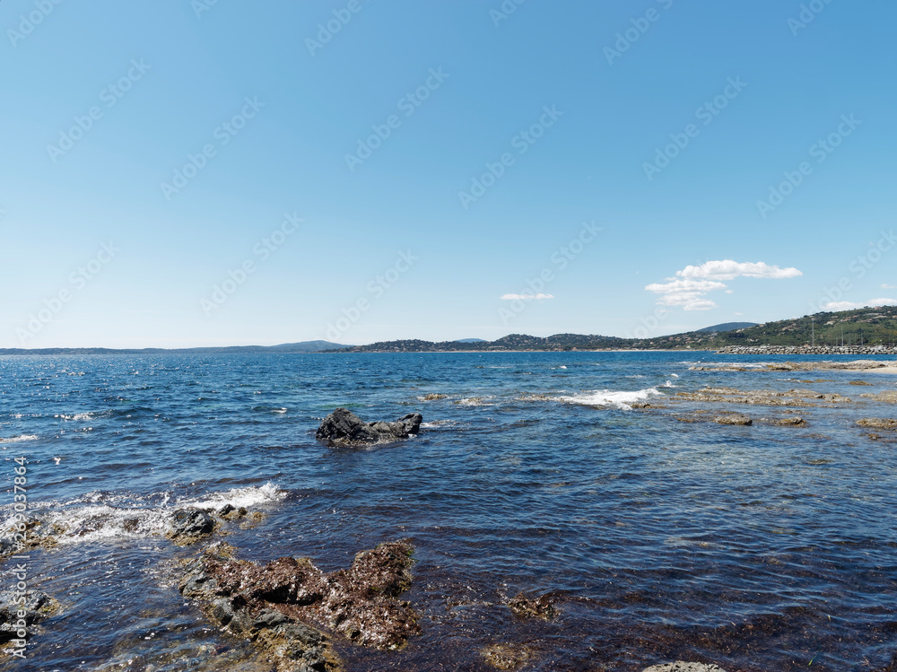  Côte d'azur. Les Issambres. Vue littoral de la plage san Peïre en direction du sud et du golfe de Saint-Tropez