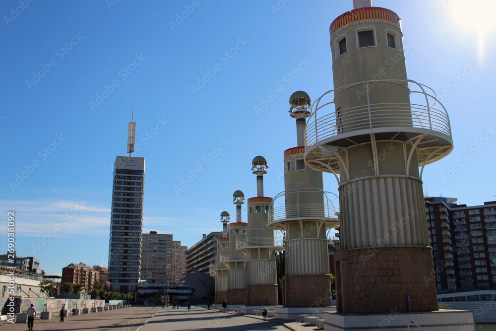 torres en medio de la ciudad (towers)