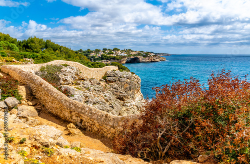 Cala Romantica Mallorca Panoramablick mit blauen Himmel 