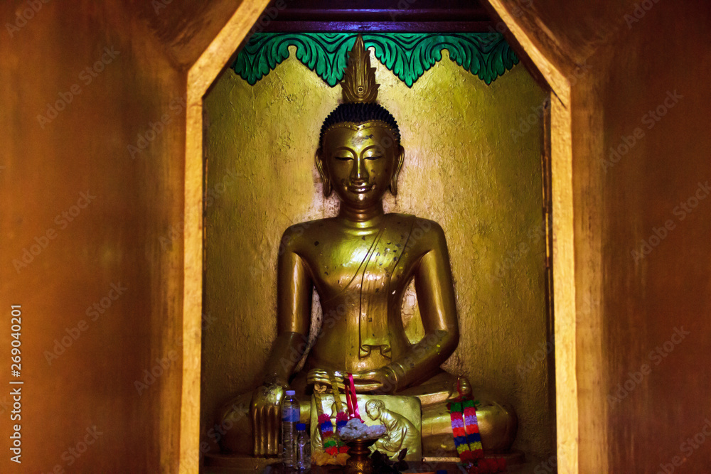Obraz premium The Buddha inside a tiny room for worship in the temple.