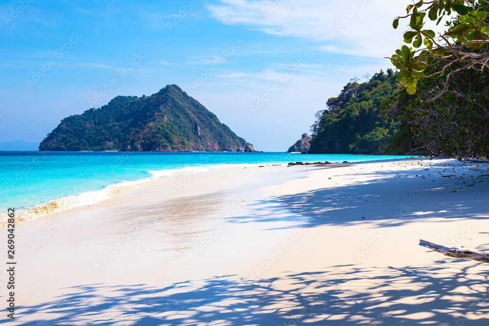 Obraz premium Beautiful beach and tropical sea 