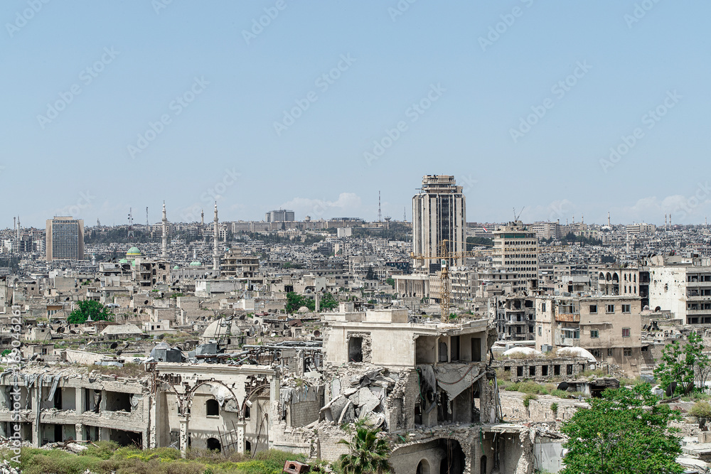 Obraz premium City of Aleppo and destroyed building in Syria 2019