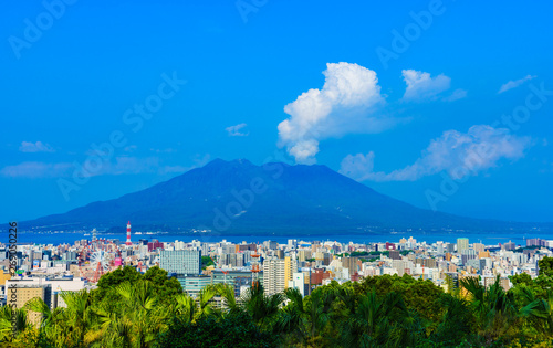 [鹿児島県] 桜島と鹿児島市街 photo