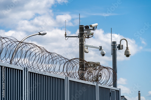 Hochsicherheitsgelände mit Überwachungskameras