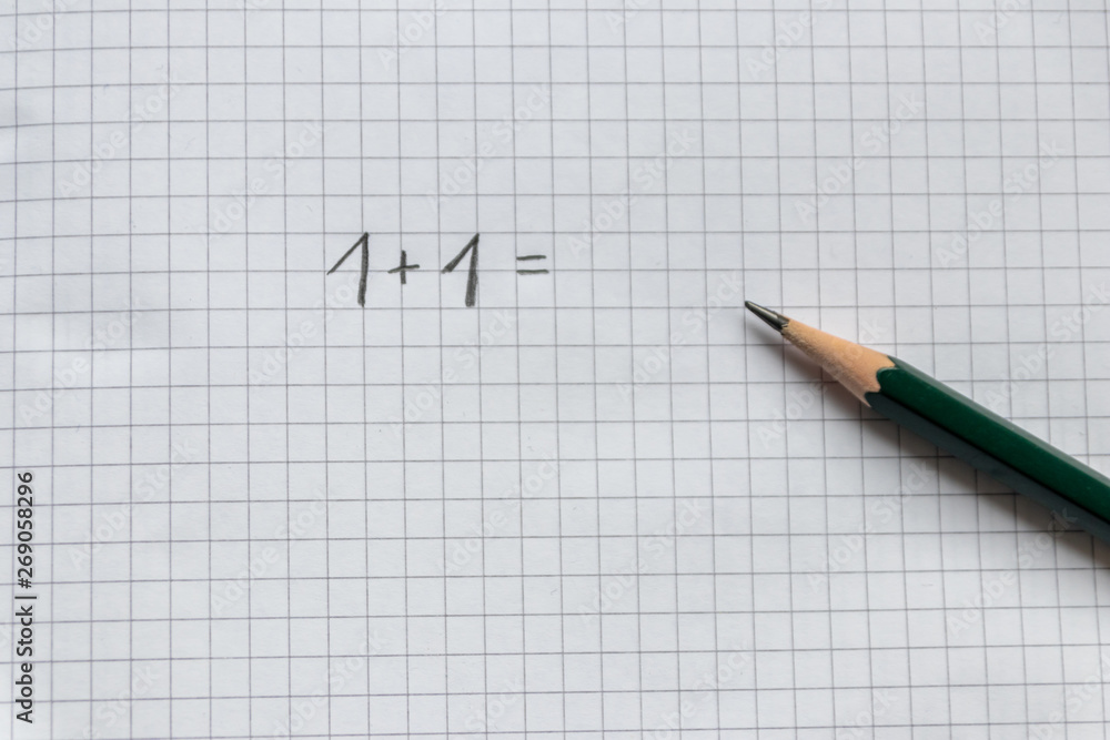 Einfache Rechenaufgabe für Grundschüler zum Schulanfang auf einem karierten Blatt Papier mit Bleistift Einfache Rechenaufgabe für Grundschüler zum Schulanfang auf einem karierten Blatt Papier mit Bleistift